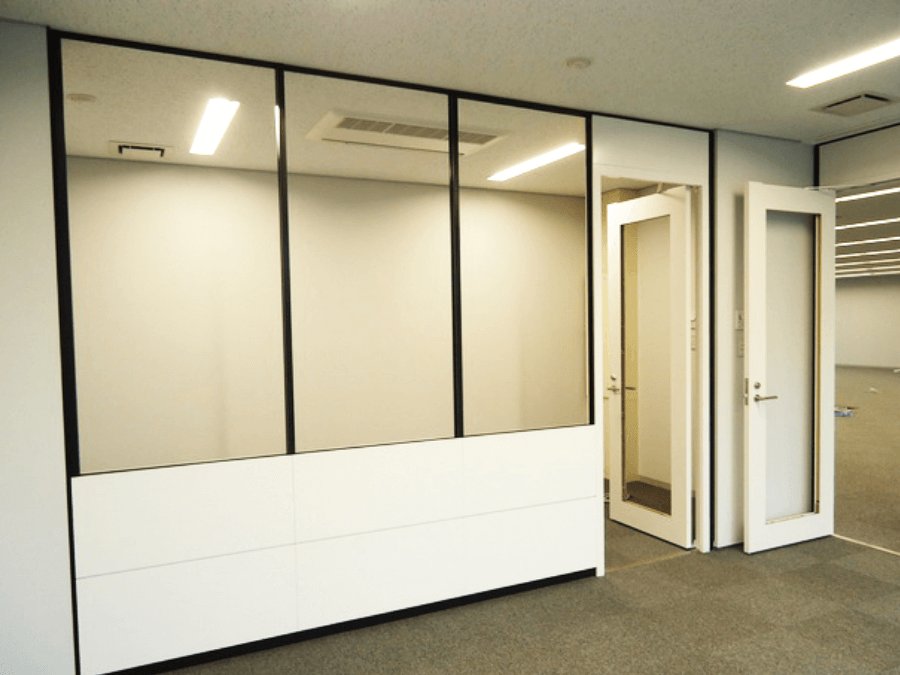事務所内の間仕切り設置⼯事