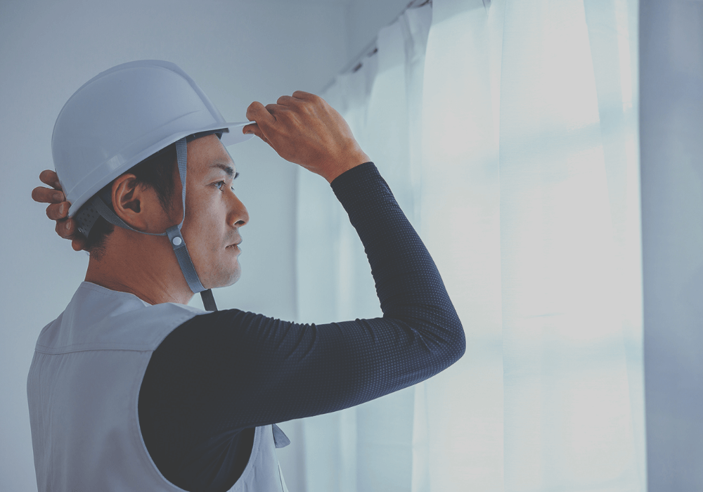 窓の外を見る職人