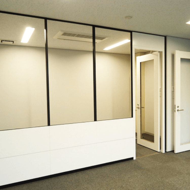 事務所内の間仕切り設置⼯事