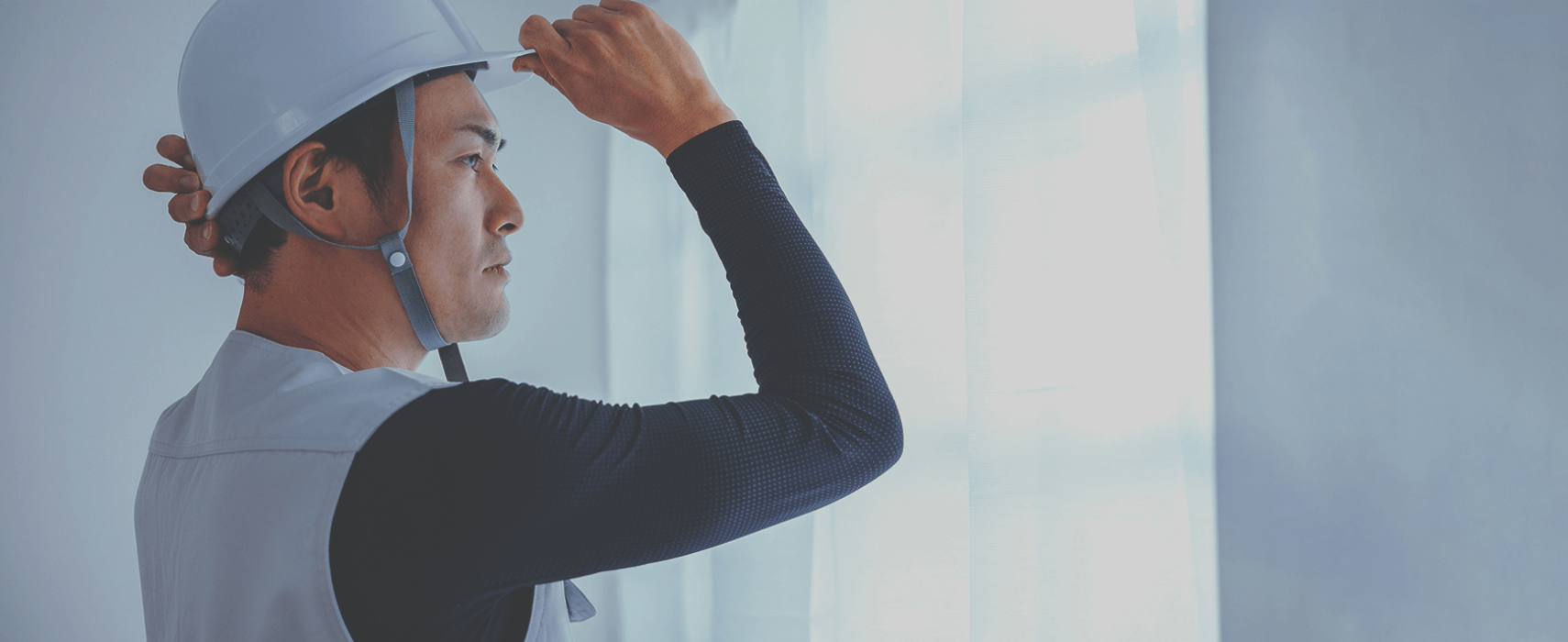 窓の外を見る職人