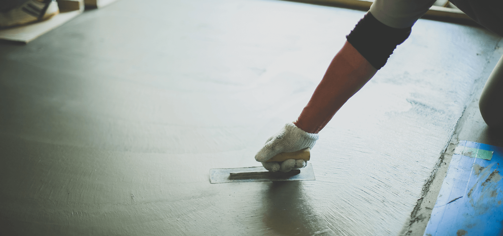 コンクリートを塗る職人