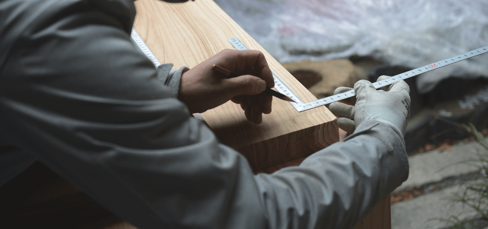 定規で測る職人