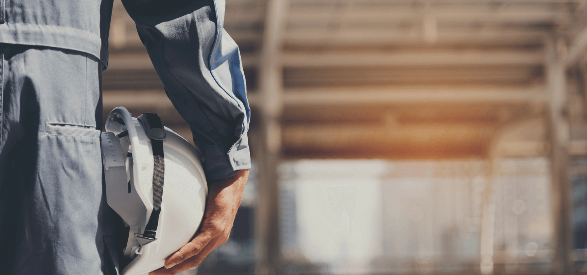 ヘルメットを持つ職人